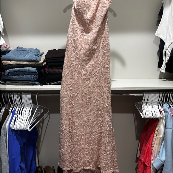 Elegant Pink Lace Evening Gown - Picture 4 of 4